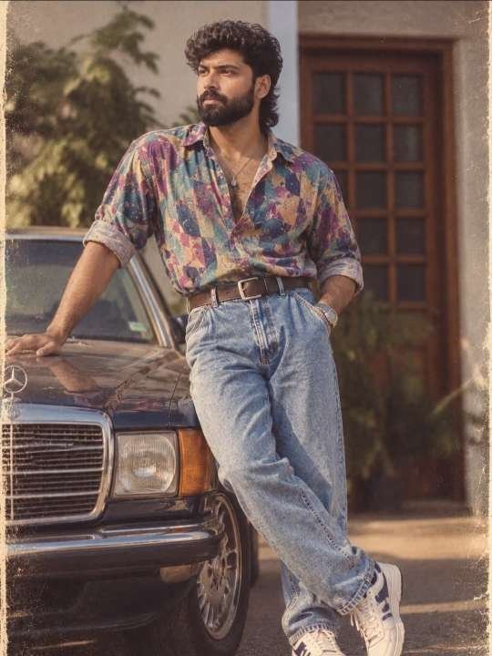 1980s vintage photo prompt - 🚀Create a photorealistic 1980s Kerala retro portrait using
